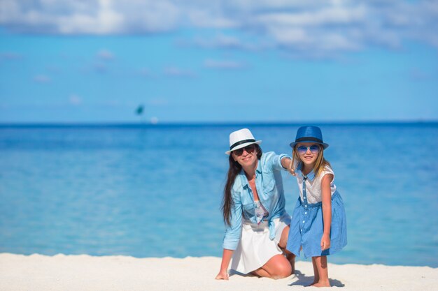 Mutter und Tochter, die Zeit am tropischen Strand genießen