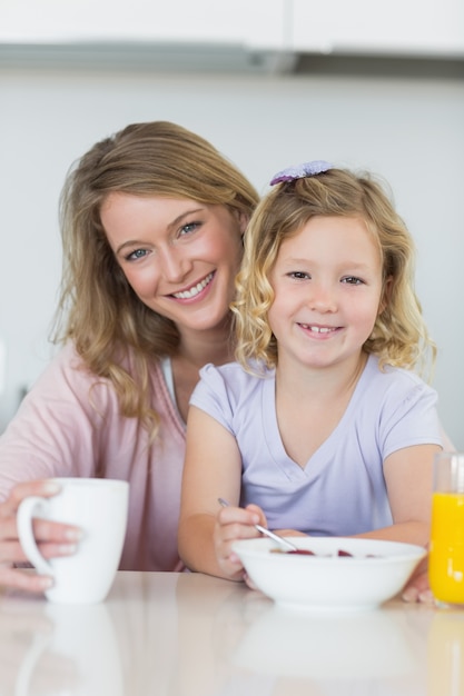 Mutter und Tochter, die zu Hause frühstücken