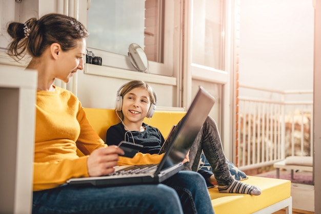 Mutter und Tochter, die zu Hause genießen