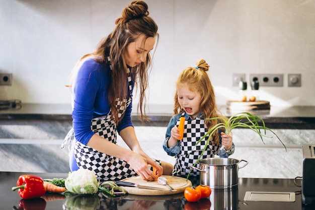 Foto mutter und tochter, die zu hause kochen