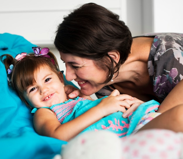 Mutter und Tochter, die zusammen mit Glück spielen