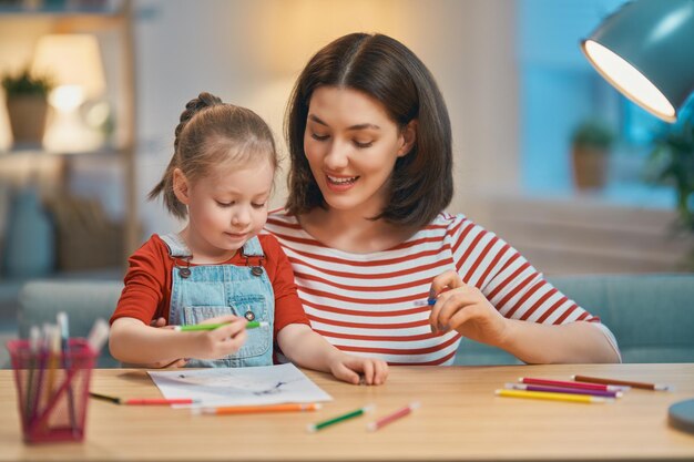 Mutter und Tochter, die zusammen zeichnen