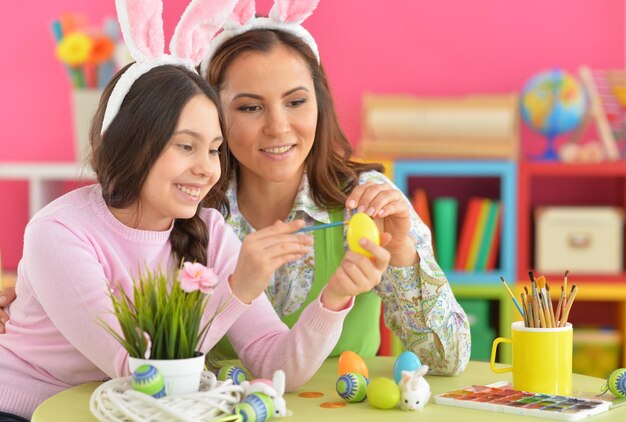 Mutter und Tochter färben Eier