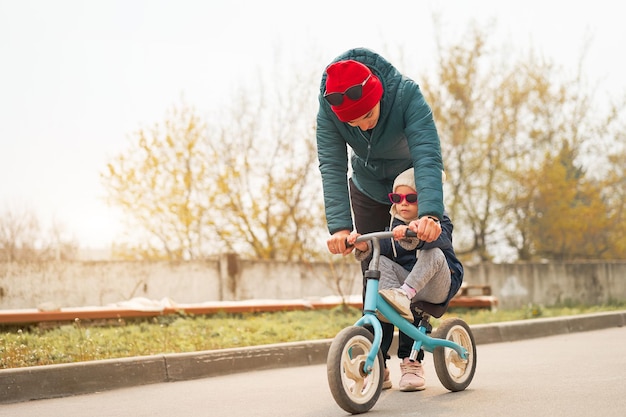 Mutter und Tochter fahren Motorrad