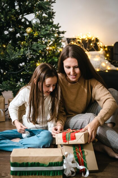 Mutter und Tochter feiern Weihnachten zu Hause zusammen Weihnachts-Lebensstil-Thema