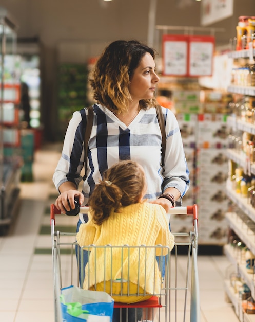 Mutter und Tochter für Lebensmittel im Supermarkt einkaufen