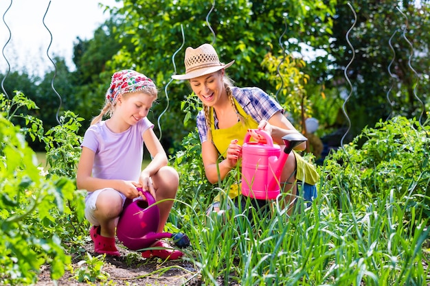 Mutter und Tochter Gartenarbeit im Garten