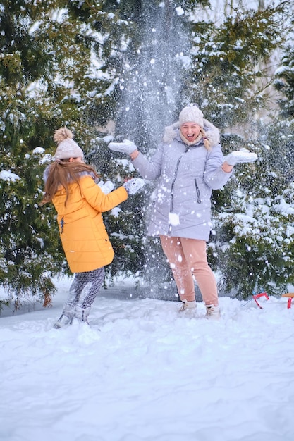 Mutter und Tochter genießen den schönen Wintertag