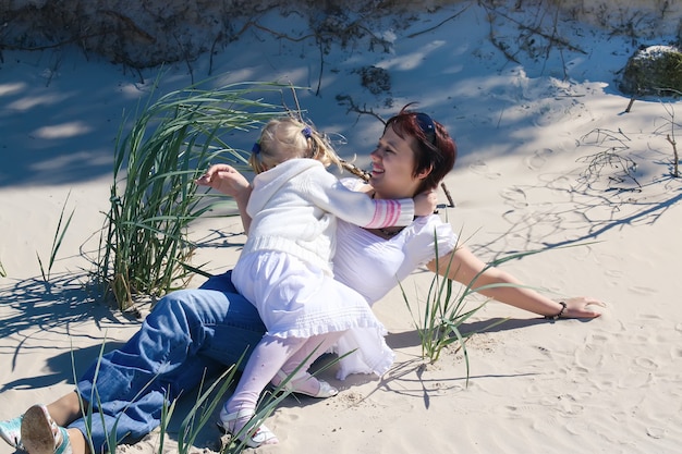 Mutter und Tochter genießen die Zeit am warmen Frühlingstag an der Küste nahe der Ostsee.