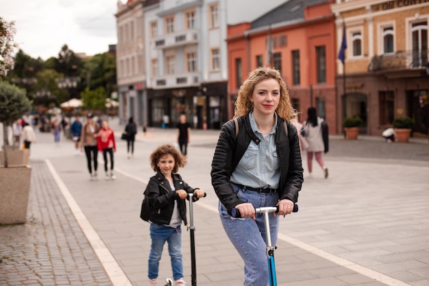 Mutter und Tochter haben eine tolle Zeit beim Rollerfahren