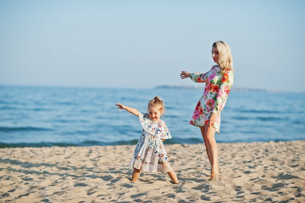 Mutter und Tochter haben Spaß am Strand