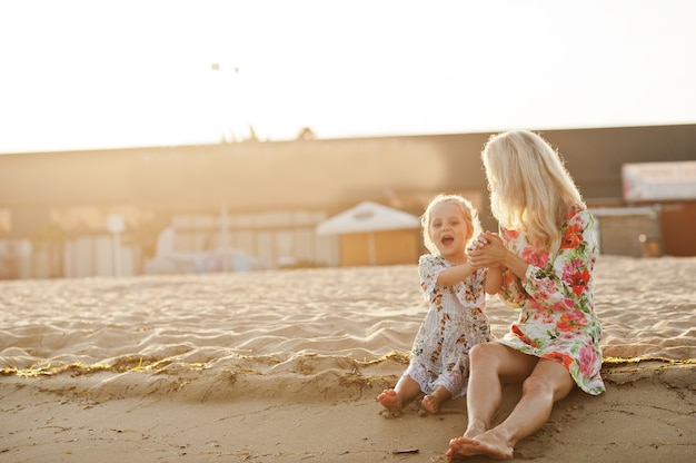 Mutter und Tochter haben Spaß am Strand