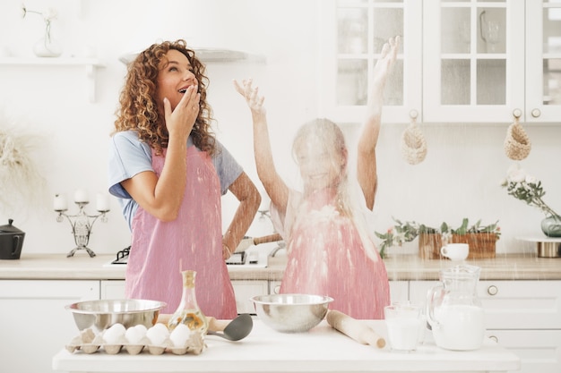 Mutter und Tochter haben Spaß beim Kochen von Teig in der Küche