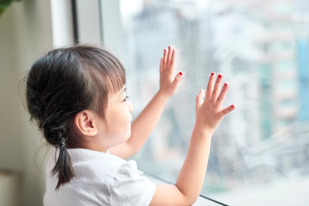 Mutter und Tochter haben Spaß beim Malen von Fingernägeln