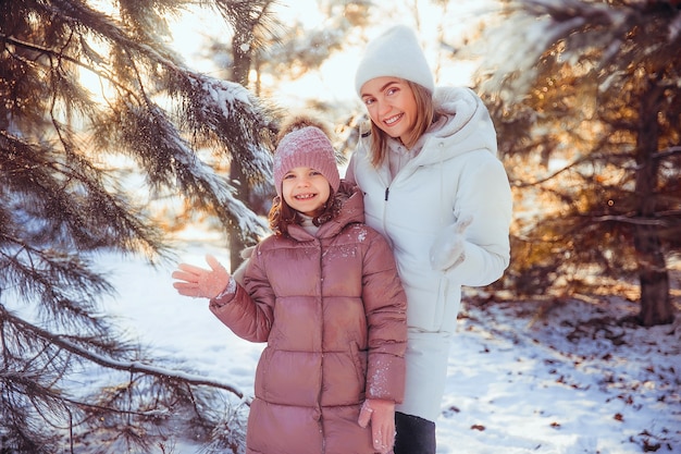 Mutter und Tochter haben Spaß im Winterpark.