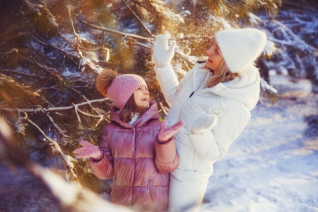 Mutter und Tochter haben Spaß im Winterpark.