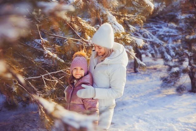 Mutter und Tochter haben Spaß im Winterpark.