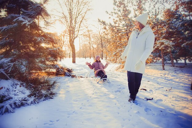 Mutter und Tochter haben Spaß im Winterpark