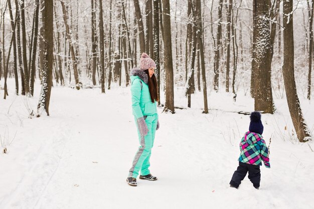 Mutter und Tochter haben Spaß im Winterpark.