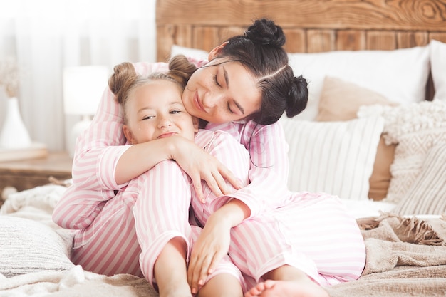 Mutter und Tochter haben Spaß zu Hause. Mädchen drinnen.