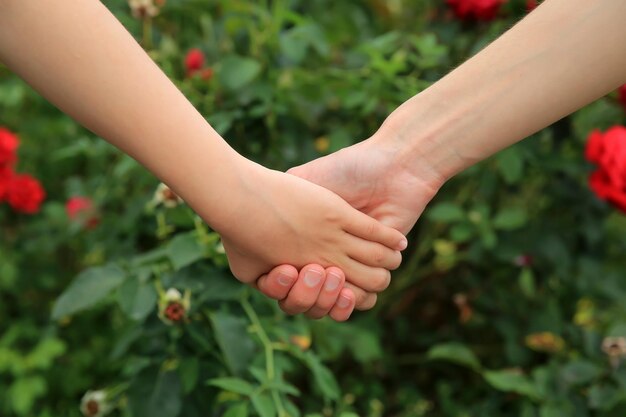 Mutter und Tochter Hände zusammen