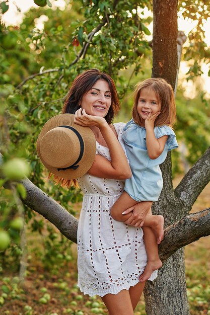 Mutter und Tochter im Apfelgarten