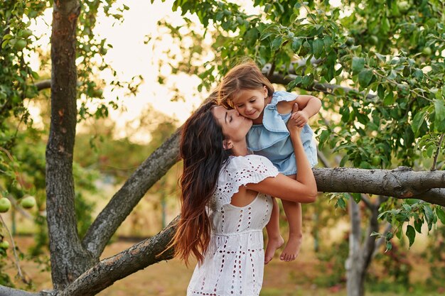 Mutter und Tochter im Apfelgarten