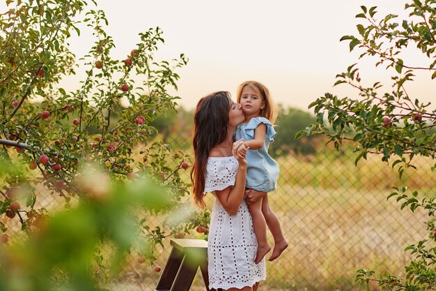 Mutter und Tochter im Apfelgarten