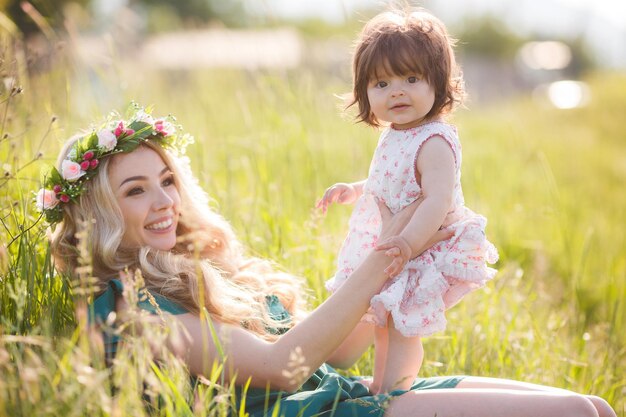 Mutter und Tochter im Feld im Freien