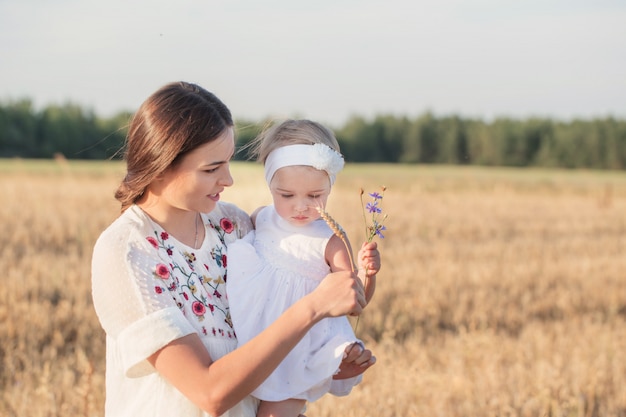 Mutter und Tochter im Feld