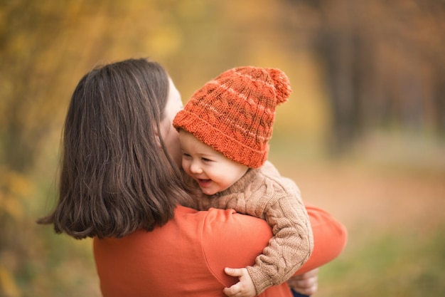 Mutter und Tochter im Freien