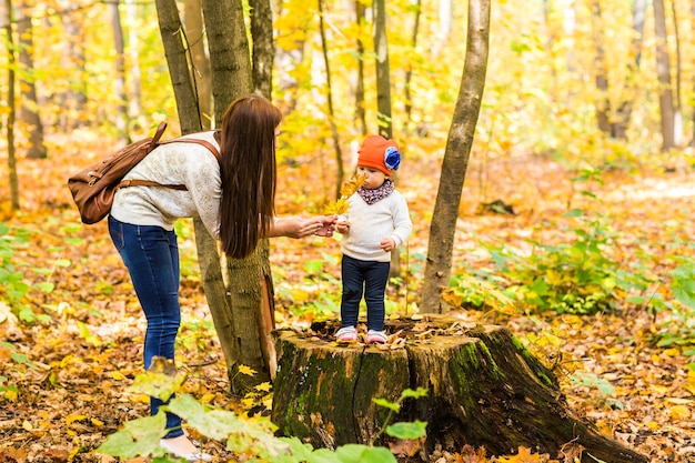 Mutter und Tochter im Herbstpark