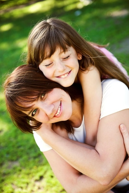 Mutter und Tochter im Park