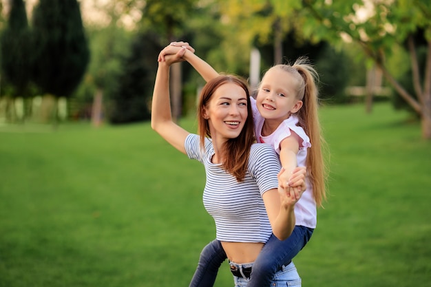 Mutter und Tochter im Park