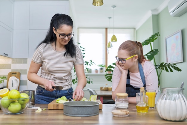 Mutter und Tochter im Teenageralter kochen zu Hause in der Küche