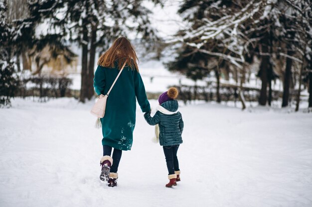 Mutter und Tochter im Winterpark