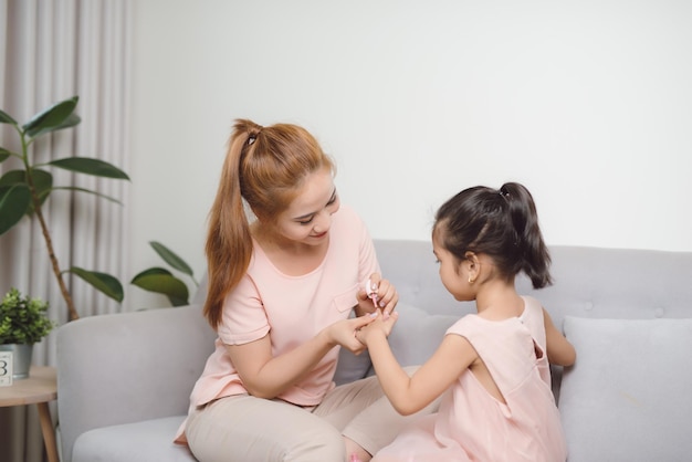 Mutter und Tochter im Zimmer