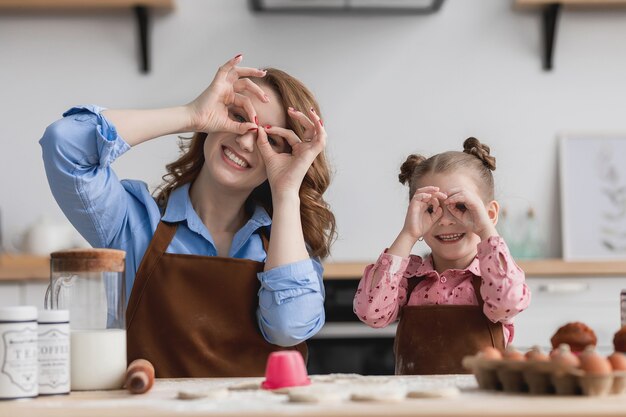 Mutter und Tochter in der Küche am Küchentisch machen Gesichter