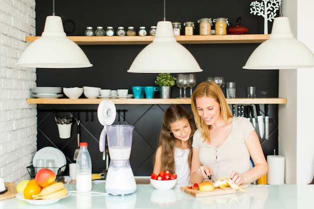 Foto mutter und tochter in der küche