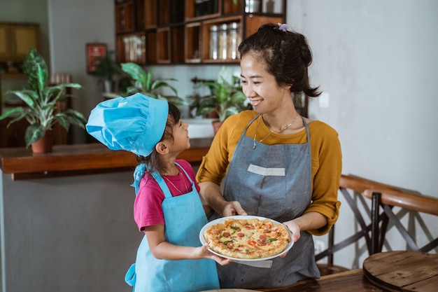 Mutter und Tochter in der Küche