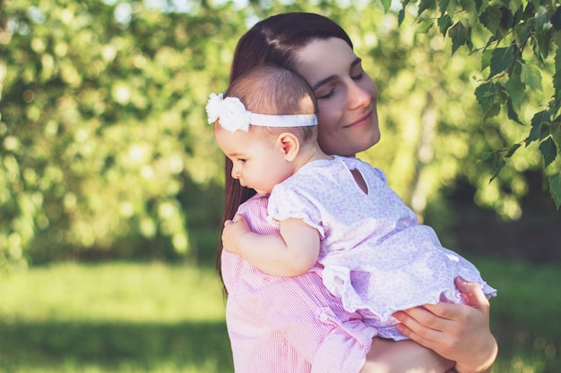 Mutter und Tochter in der Natur