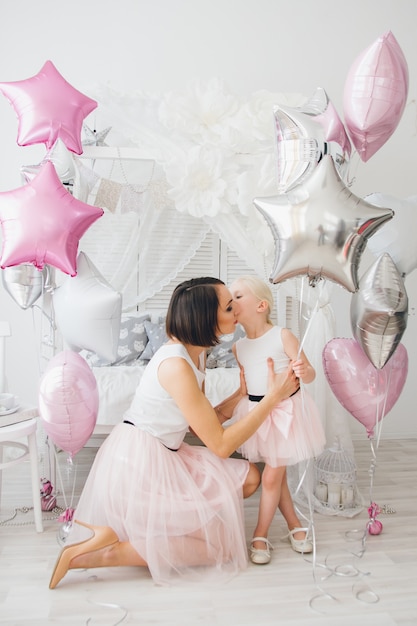 Mutter und Tochter in schönen Outfits