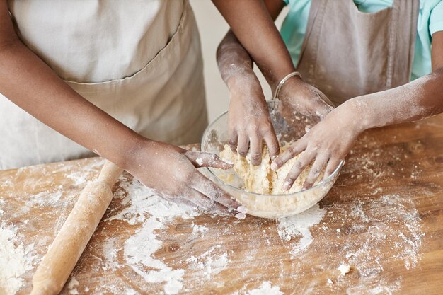 Foto mutter und tochter kneten gemeinsam teig und backen hausgemachtes gebäck