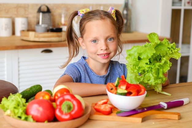 Mutter und Tochter kochen gemeinsam gesundes Essen in der Küche gesundes Essen und Lifestyle-Konzept