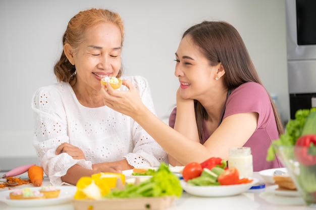 Mutter und Tochter kochen gerne in der Küche