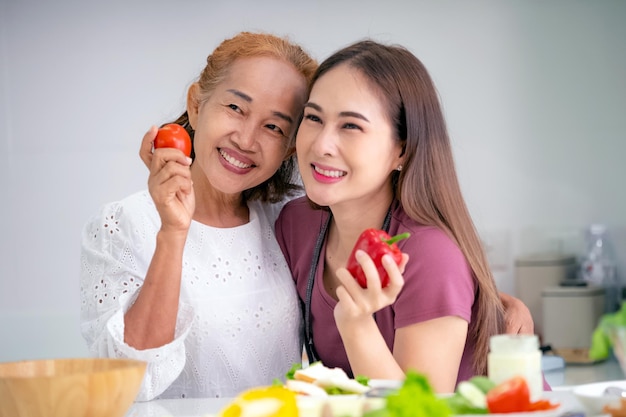 Mutter und Tochter kochen in der Küche Mutter und Tochter Muttertag Asiatische Familie