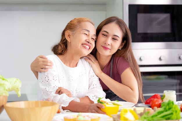 Mutter und Tochter kochen in der Küche Mutter und Tochter Muttertag Asiatische Familie