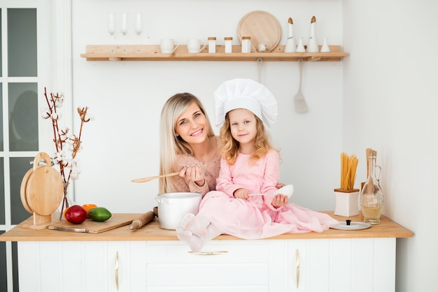 Mutter und Tochter kochen in der Küche