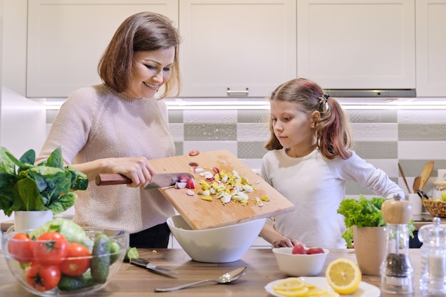 Mutter und Tochter kochen zusammen in der Küche