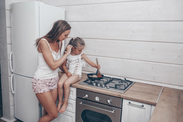 Mutter und Tochter kochen zusammen in der Küche